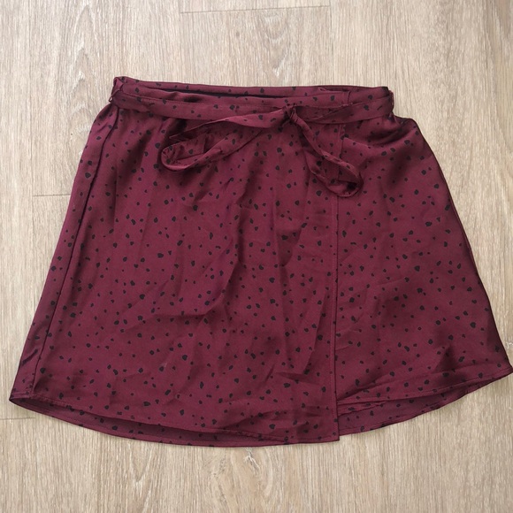 NWT Abercrombie & Fitch Mini Skirt Maroon with Black Spots Double Lined Size XXS - Picture 1 of 4